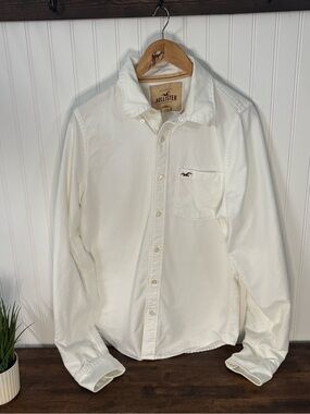 Hollister Men's White Long-Sleeve Button-Down Shirt with Chest Pocket